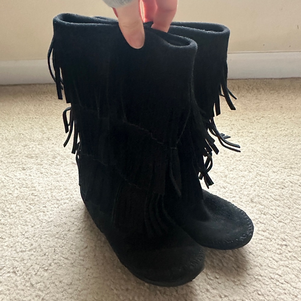 Women’s minnetonka-size 7, black, 3 fringe suede pull-on boots